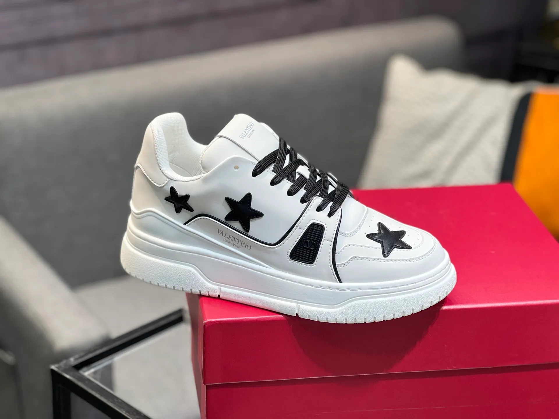 Men's Men's Shoes 💰660 Valentino 2023 early autumn new star shoes are now online! Wang Hedi and Ren Jialun have been worn by many celebrities. Who can refuse the same couple shoes as Wang Hedi! The design of Stars Stab My Heart is cool and spicy. The material of the shoes is cowhide, and every color is beautiful! Size 35-40, men’s size 39-44 (women’s 41, men’s 38, 45🉑️customized)